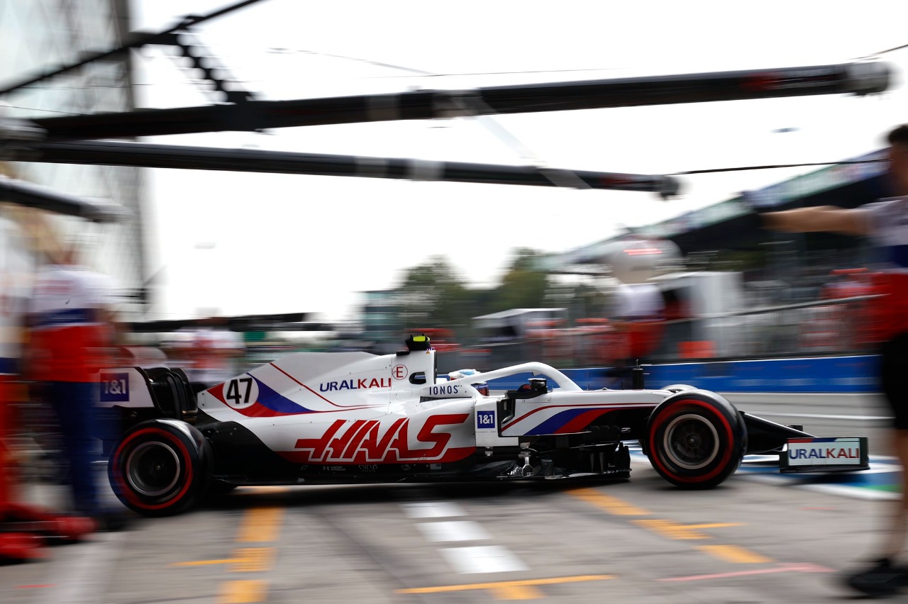 Haas de nuevo al fondo