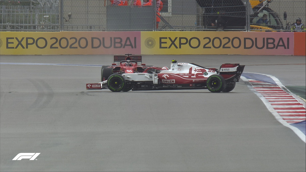 Giovinazzi cruzado en la pista luego de un trompo, Leclerc pudo esquivarlo a tiempo.