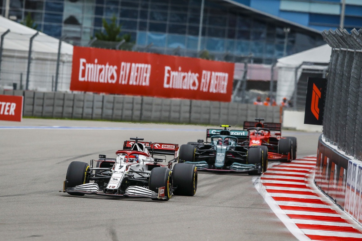 Kimi conteniendo a Vettel y Leclerc.