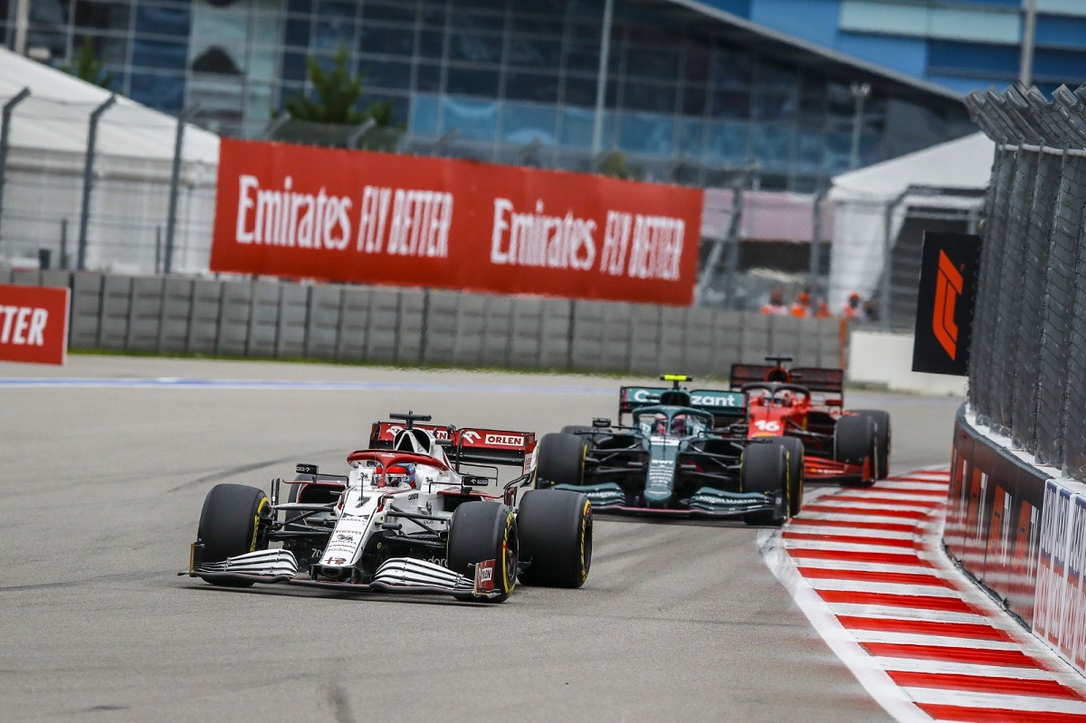 Kimi conteniendo a Vettel y Leclerc. 