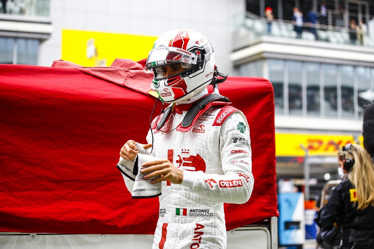 Giovinazzi quiere olvidar el paso por Rusia, su mirada lo dice todo. 