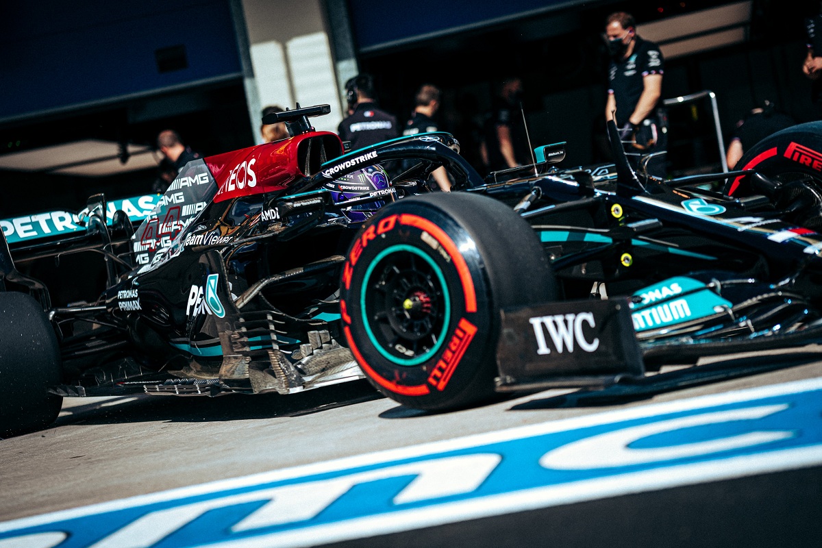 Hamilton extiende su dominio en FP2