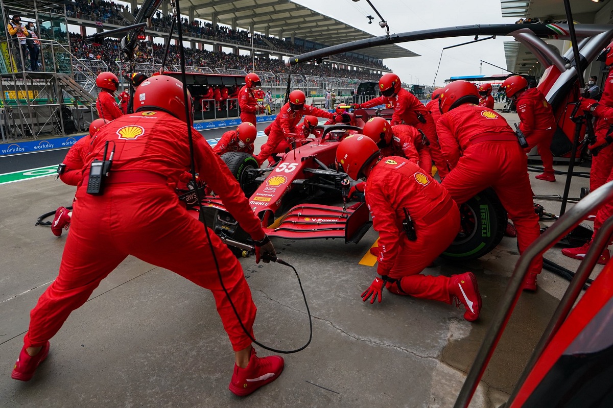 Otro pit stop lento de Ferrari que casi tira por la borda todo el esfuerzo de Sainz. (