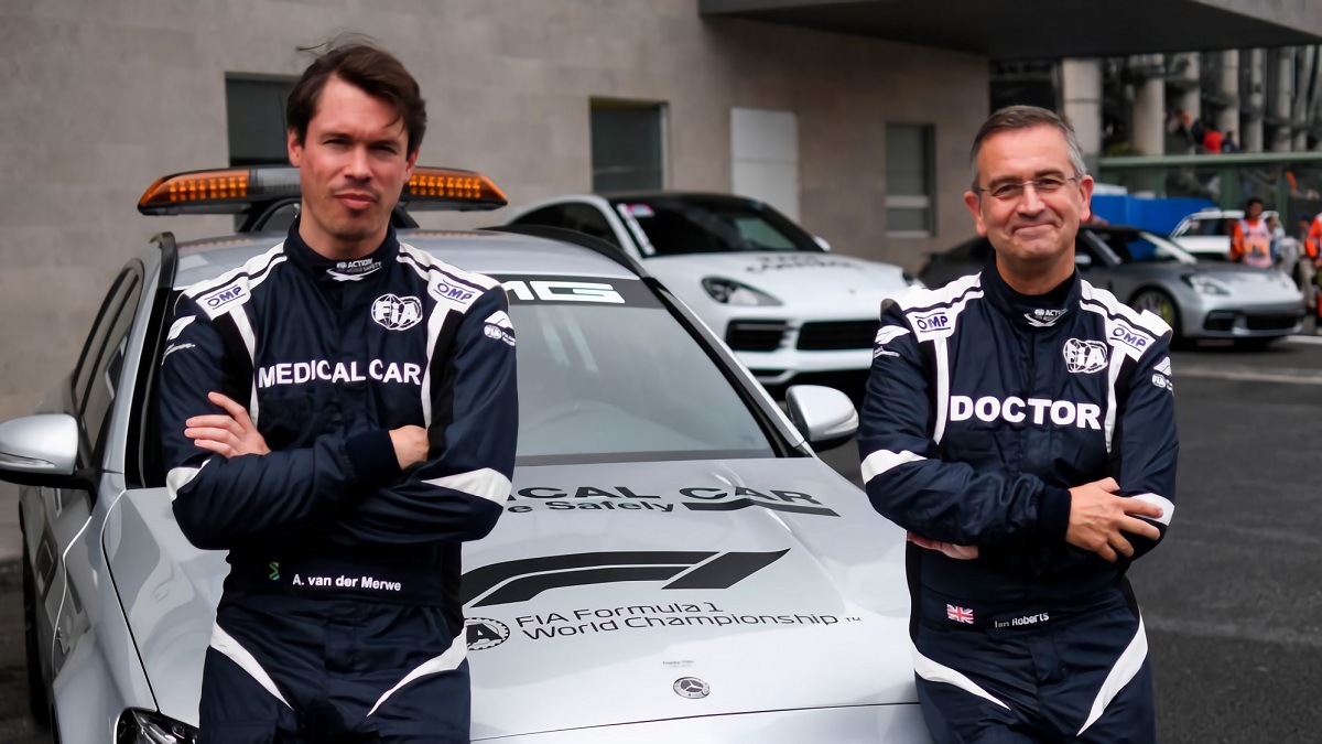 Alan van der Merwe y el doctor Ian Roberts.
