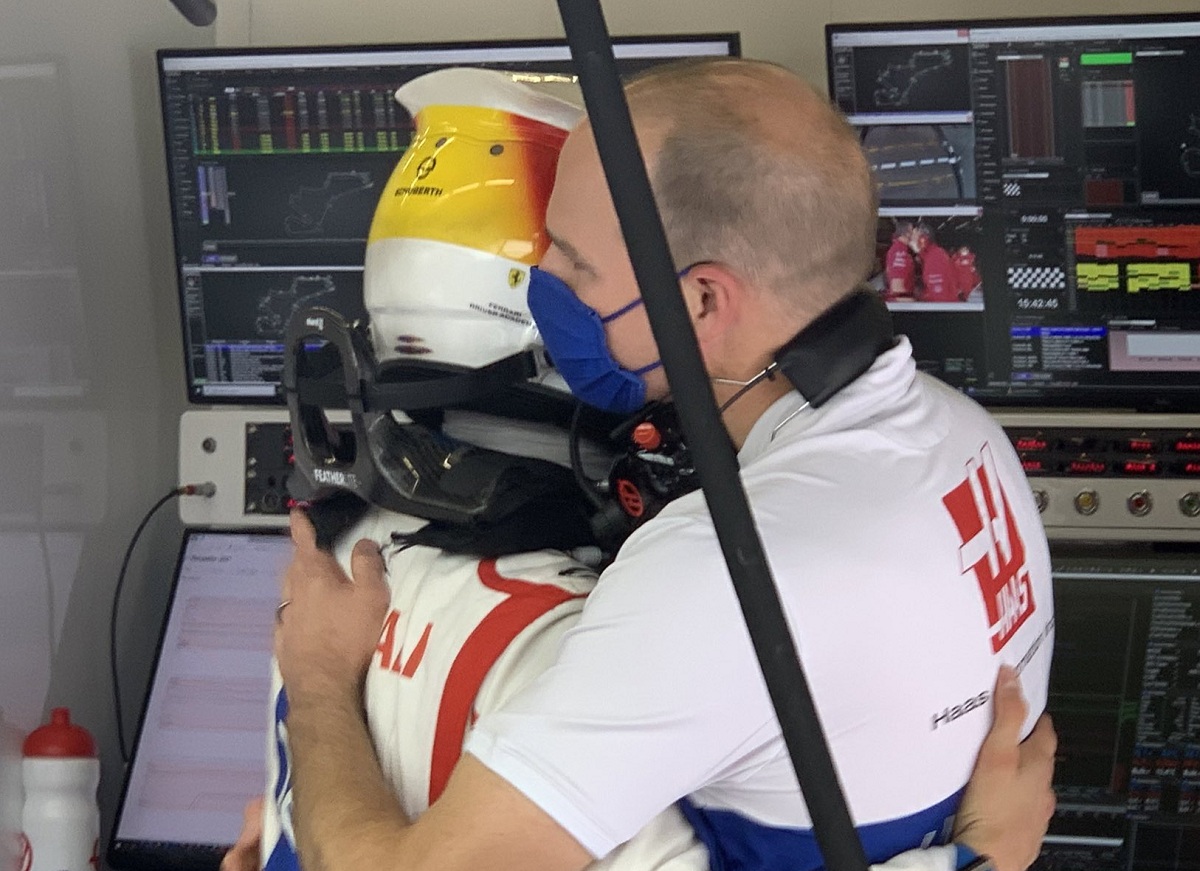 Schumacher se abraza con su ingeniero al lograr el pase a Q2.