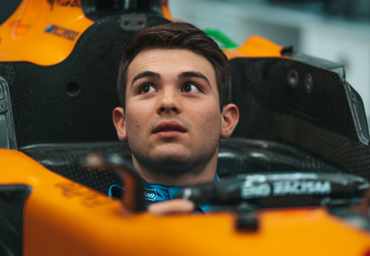 Patricio O’Ward, de visita en Mclaren, prueba la butaca del MCL35M