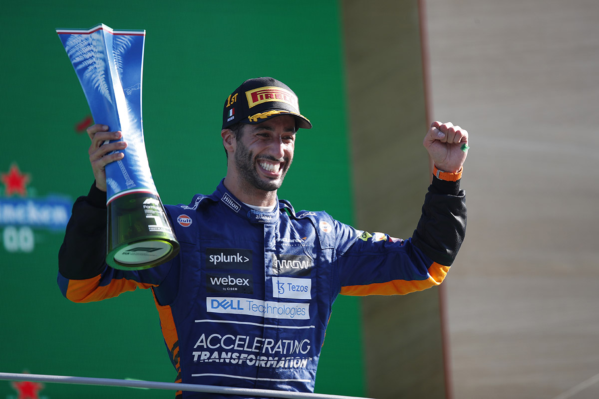 Con una sonrisa más brillante que nunca, Ricciardo festeja su primera victoria desde el 2018 en Monza. Foto: Charles Coates//LAT Images