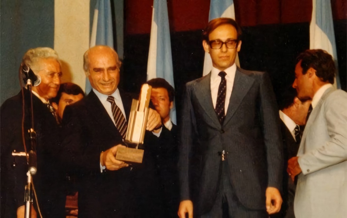 Fangio recibiendo el Premio Konex de Brillante en 1980 por su carrera deportiva.