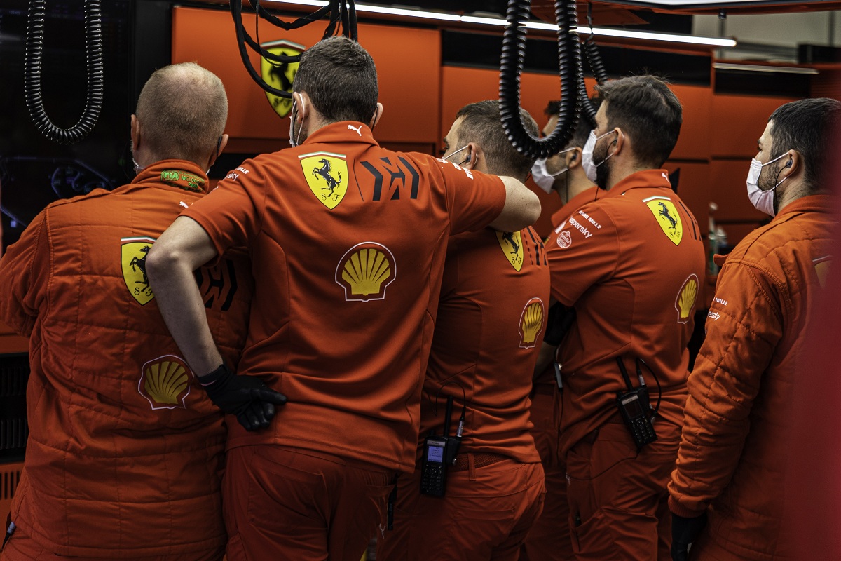 Los mecánicos de Ferrari siguiendo atentamente las prácticas.