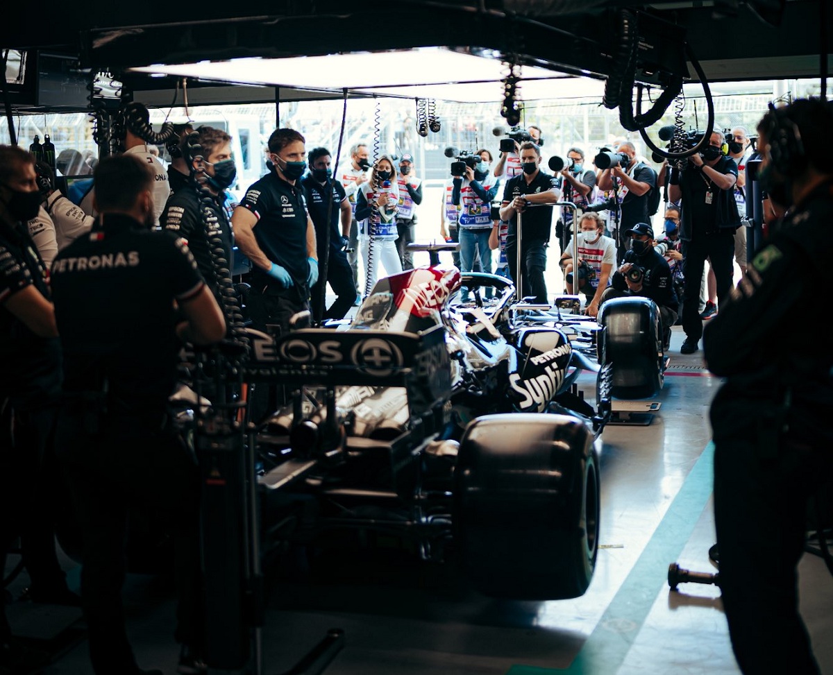 Mercedes durante la FP2 con la incertidumbre sobre la decisión de la FIA.