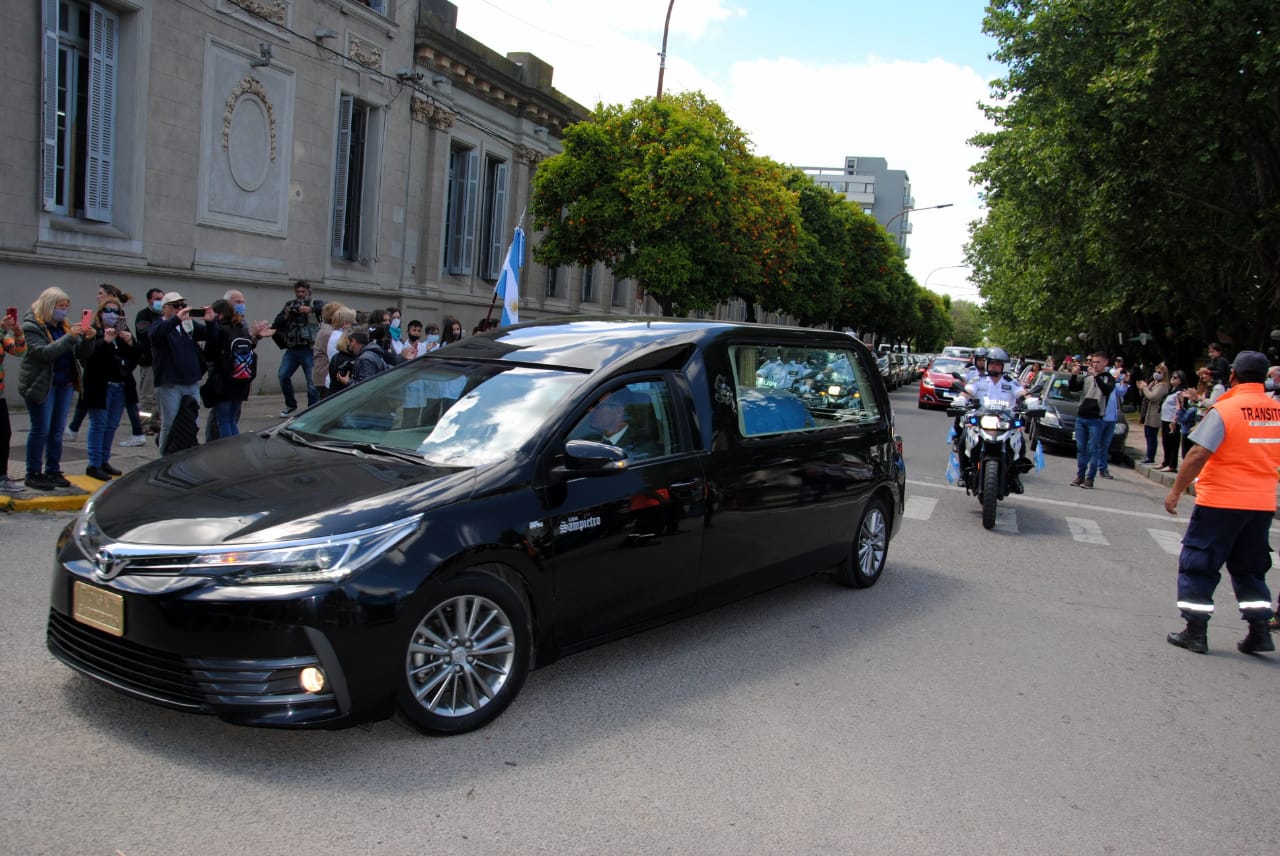 Llegada al Mausoleo de los restos de Juan Manuel Fangio- Foto Javier Delle Rose