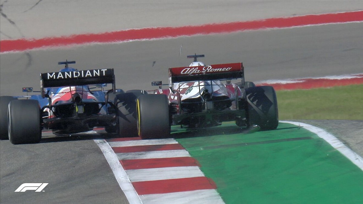 Antes del abandono, Alonso mantuvo duelos rueda a rueda con los Alfa Romeo de Giovinazzi y Raikkonen.