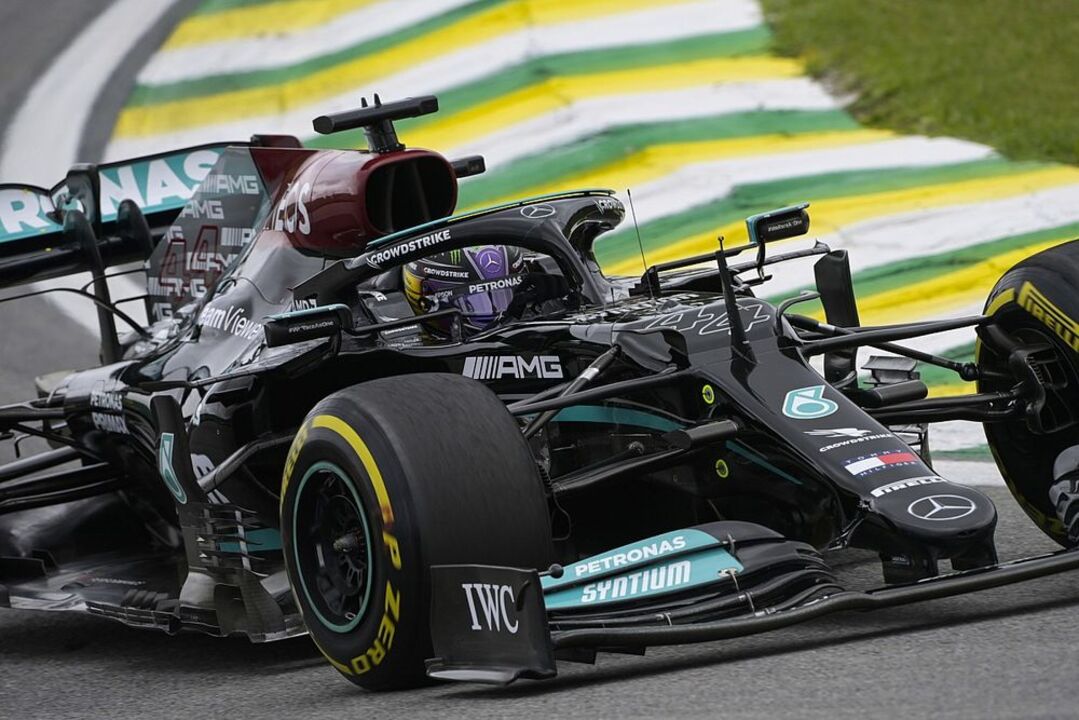 Lewis Hamilton lidera la práctica de viernes en Brasil