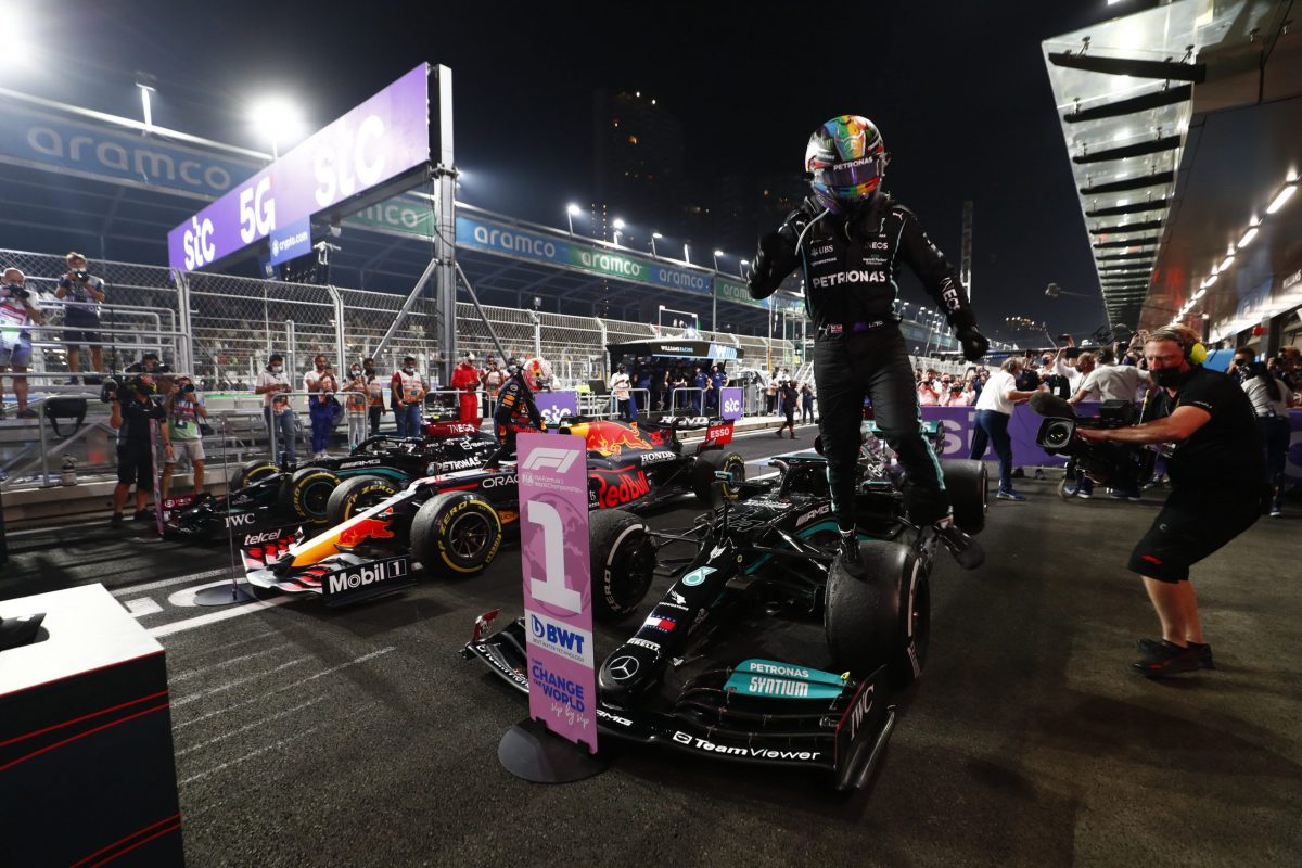 Lewis Hamilton gana en el caos de Jeddah