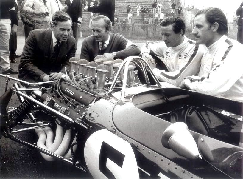 Foto de Duckorth. con Colin Jim y Graham el día de la presentación en pista del motor.
