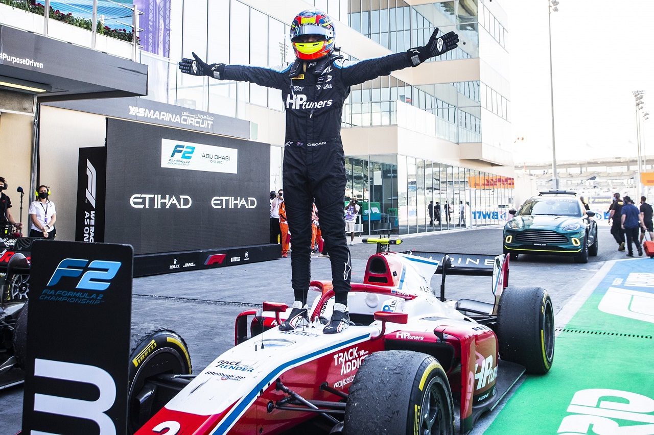 Oscar Piastri campeón de la F2 mientras Zhou remonta