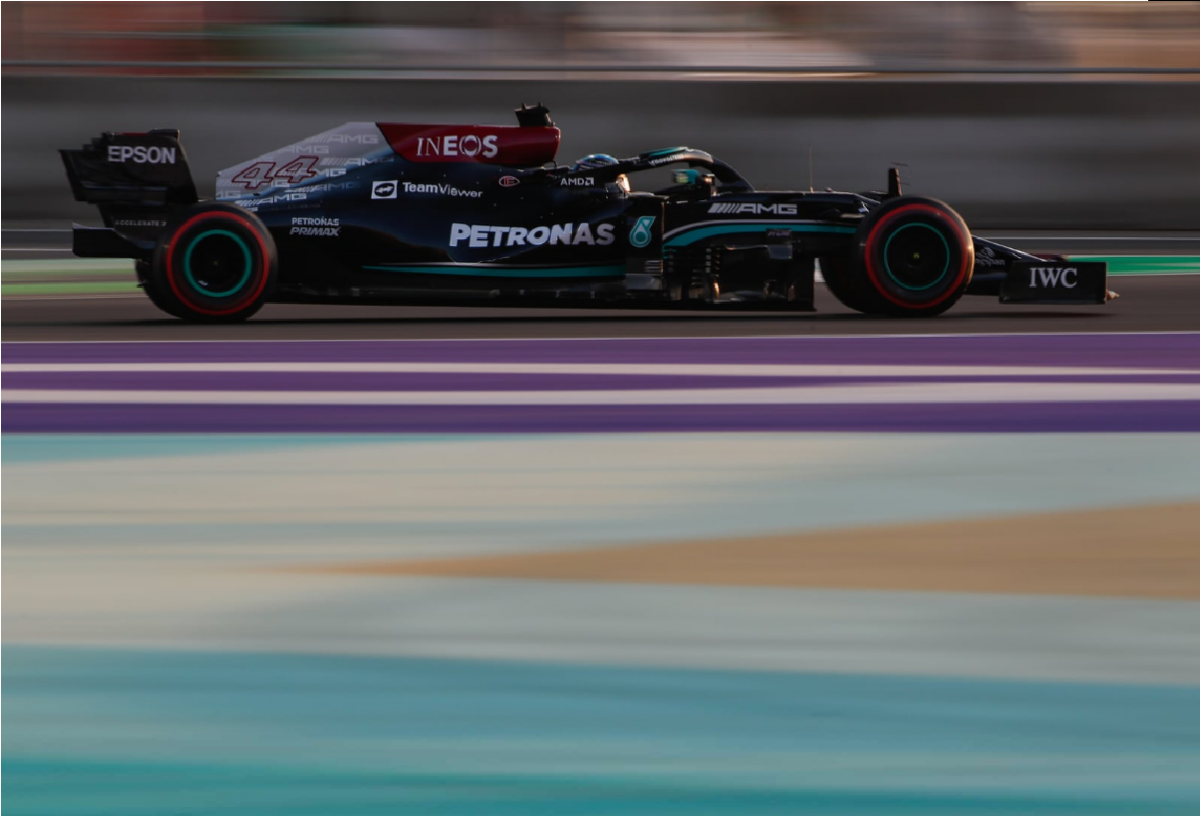 Hamilton lidera una ajustada primera sesión de libres en Jeddah
