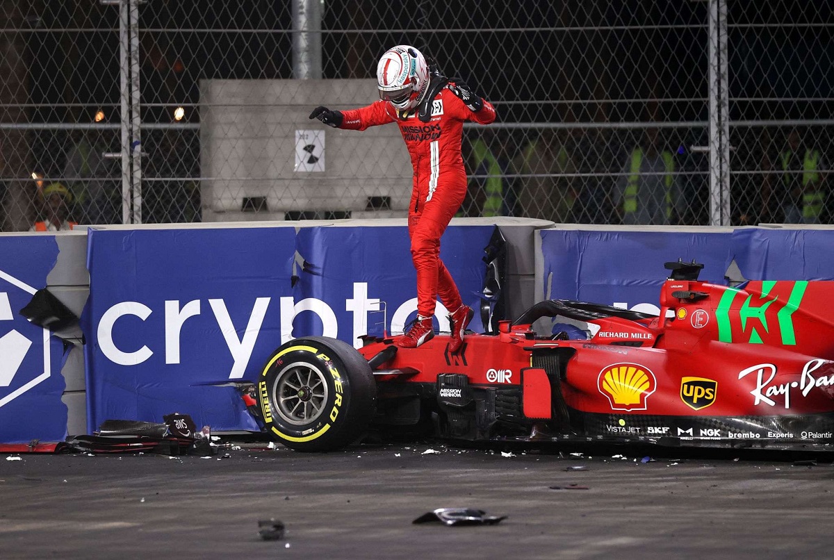 Leclerc se baja por sus propios medios luego del accidente. 
