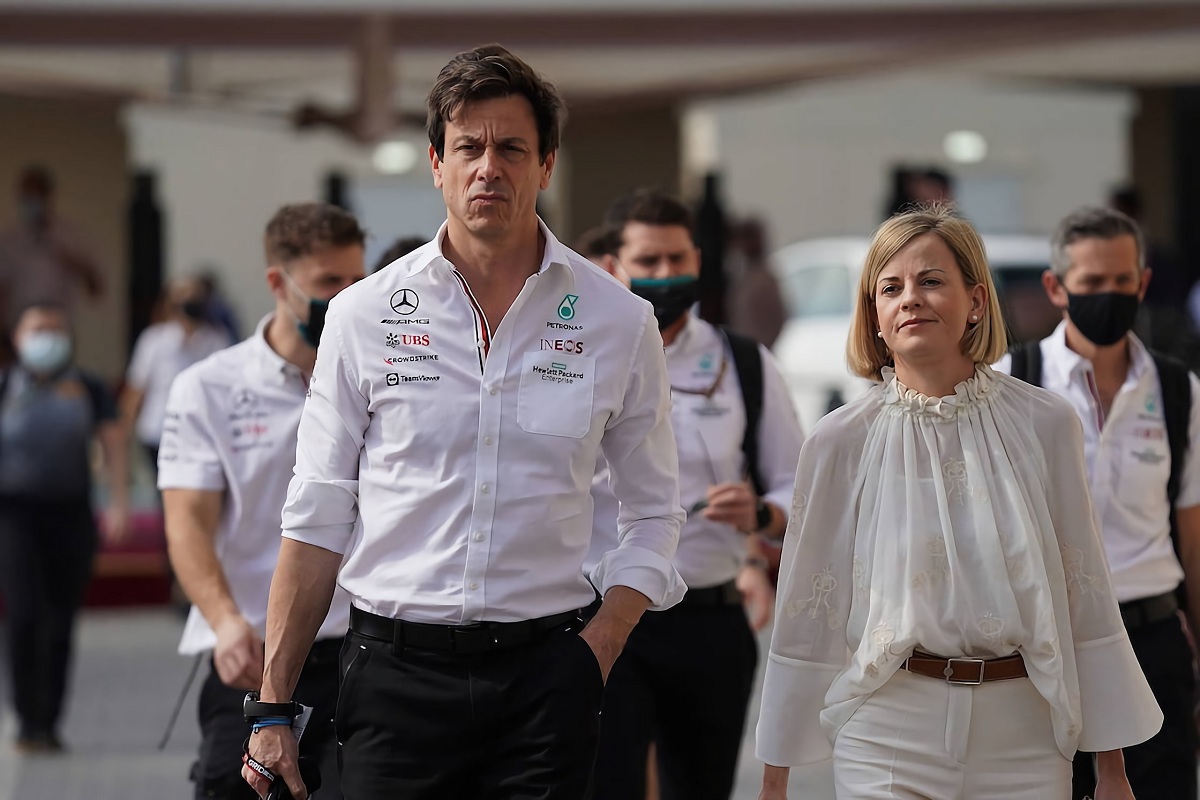 Wolff junto a su esposa Susie. Su explosivo posteo de Facebook se conoció después de la renuncia de Mercedes a la apelación. (Foto: Getty Images)