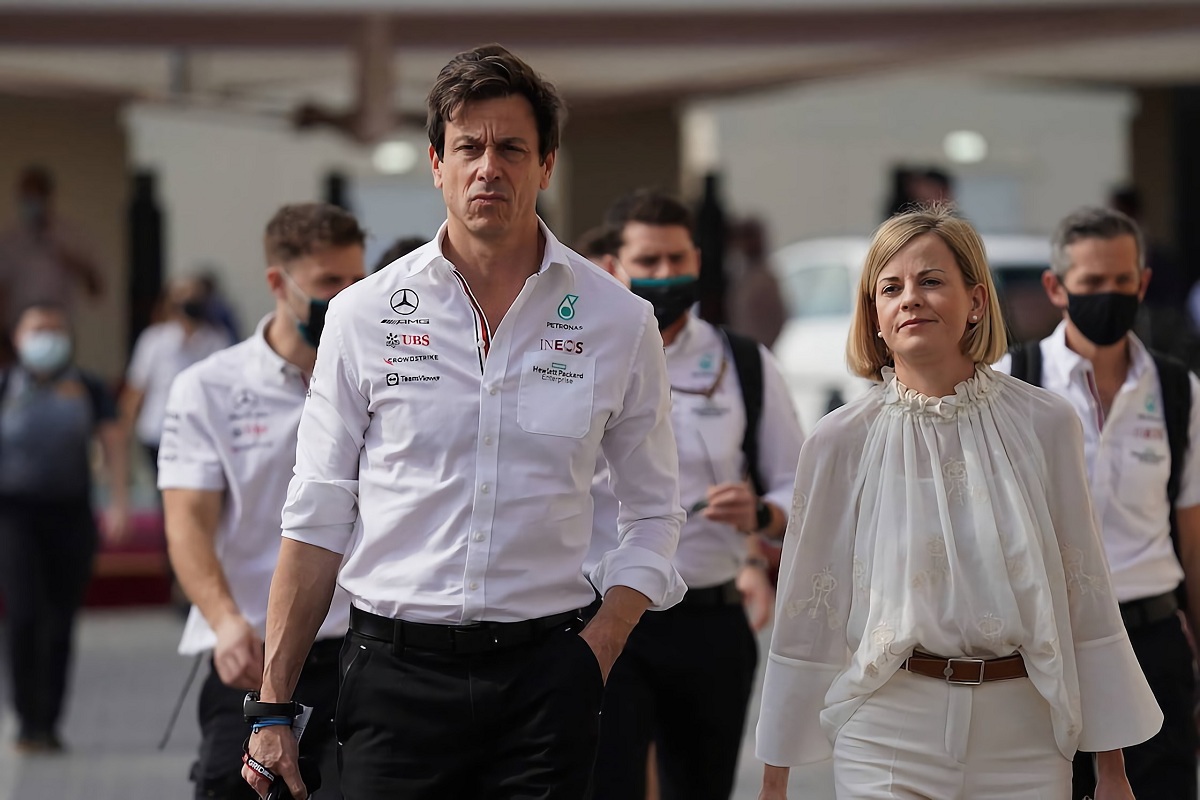 Wolff junto a su esposa Susie. Su explosivo posteo de Facebook se conoció después de la renuncia de Mercedes a la apelación. (Foto: Getty Images) 