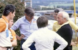Los Patrones. Chapman, Ecclestone y Tyrrell, entre otros, buscando una solución al conflicto. (Getty Images)