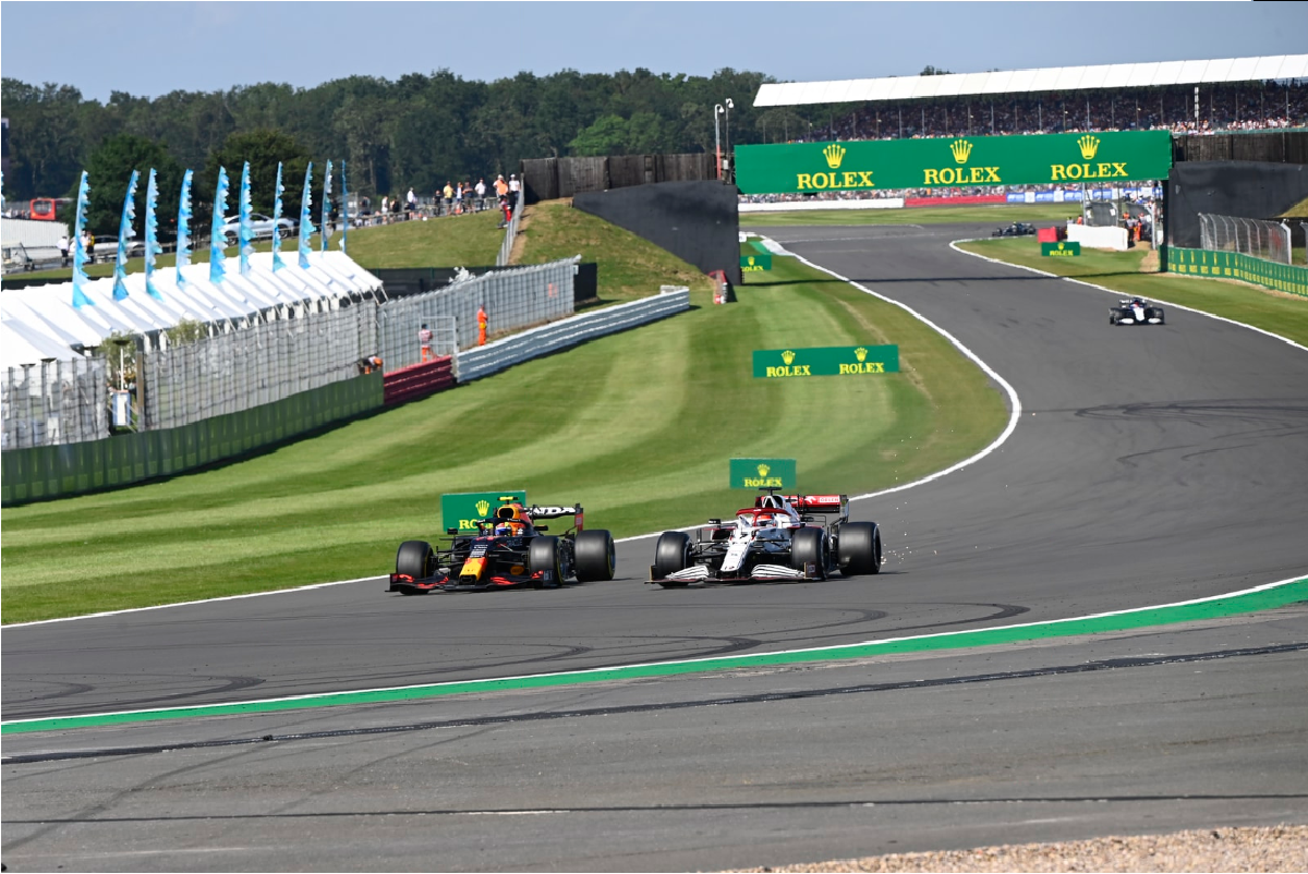 Kimi mantuvo un gran duelo contra Pérez en Silverstone, pero termino trompeando en las últimas curvas.