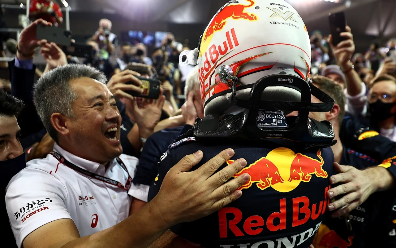 Yamamoto celebra con Verstappen tras conquistar el título en Yas Marina (Red Bull Content Pool)