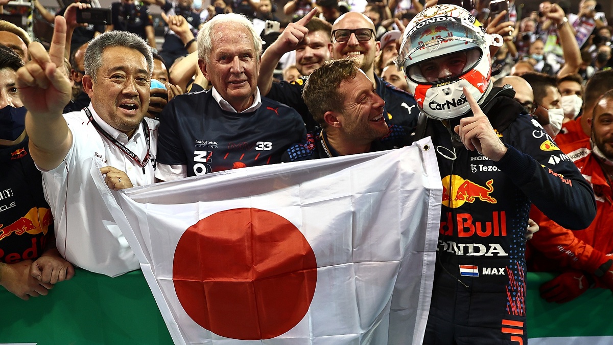Yamamoto, Marko y Verstappen, el título también marcó la despedida de Honda de la F1. (Honda)