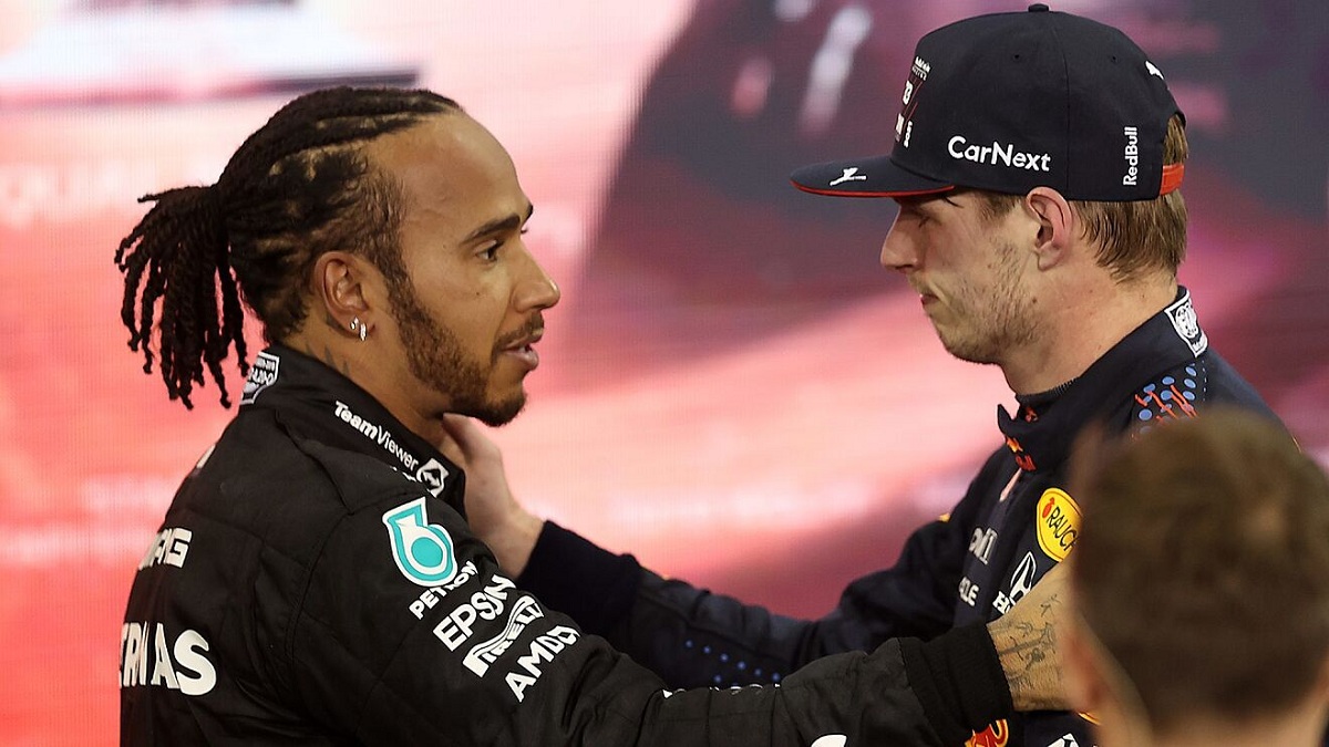 Reconocimiento. Hamilton saluda a Verstappen, la imagen quedó en el olvido tras la embestida de Mercedes contra la FIA y los sugestivas actitudes del británico tras Abu Dhabi. (Archivo / Getty Images)