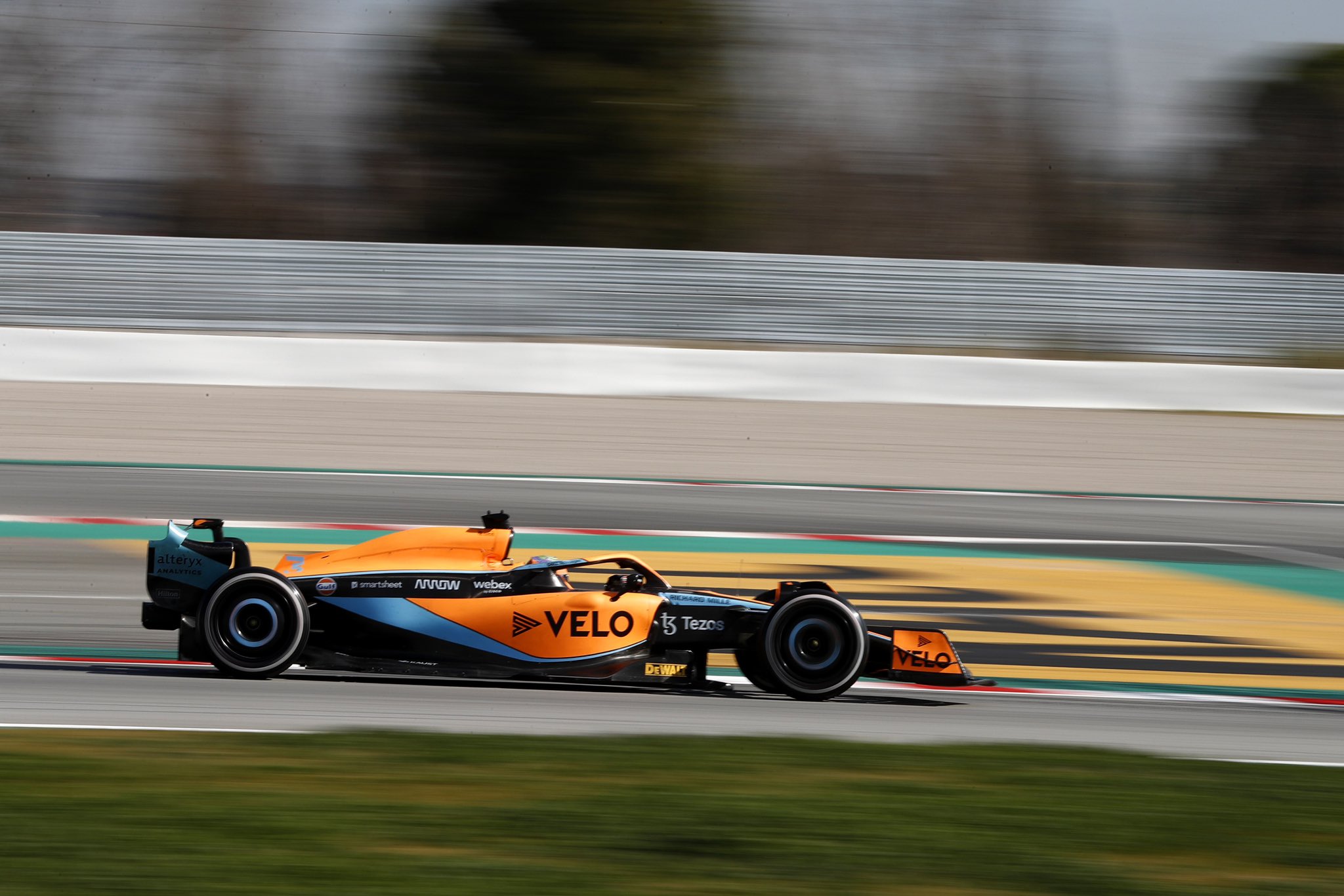 McLaren con Ricciardo lideran la mañana de test en Barcelona