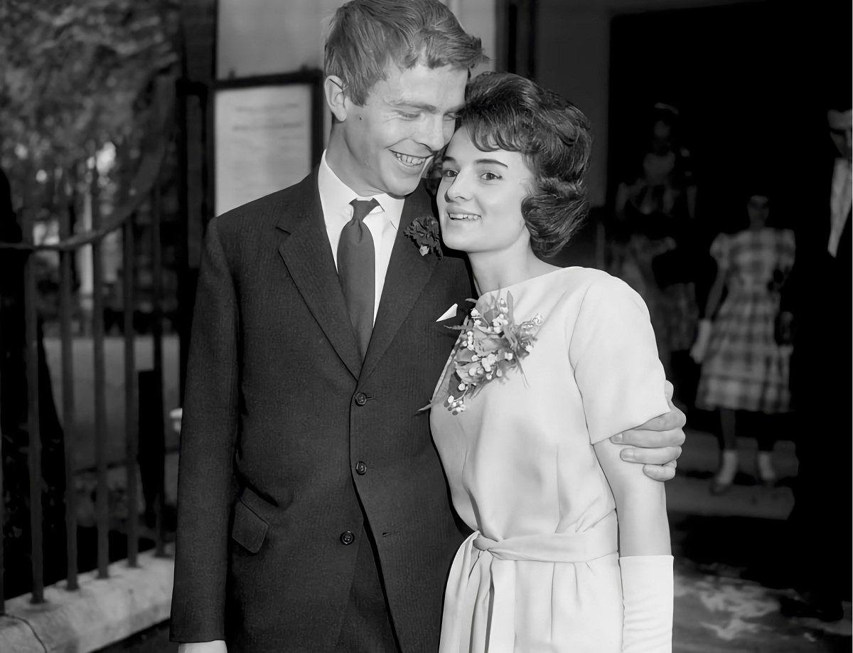 1960. Mosley junto a su esposa Jane en el registro civil de Chelsea el día de su casamiento. Fue la última persona con la que mantuvo contacto. (PA / Daily Mail)