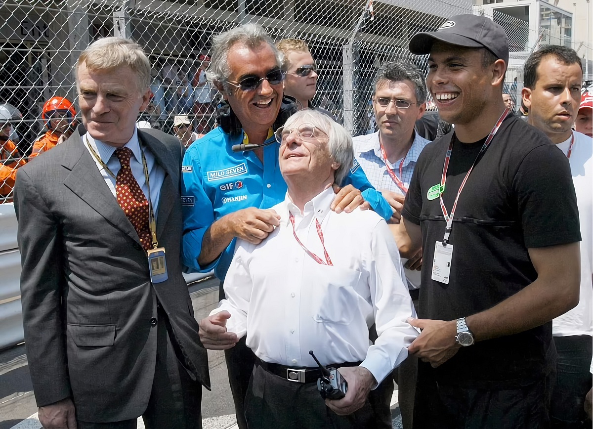 Mosley junto a Flavio Briatore, Bernie Ecclestone y el astro brasileño Ronaldo en Mónaco 2003. (AFP / Daily Mail)