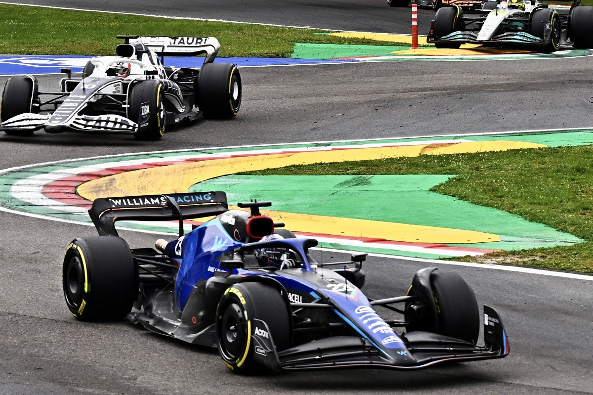 Gasly persiguiendo a Albon y escapando de Hamilton. (Williams Racing)