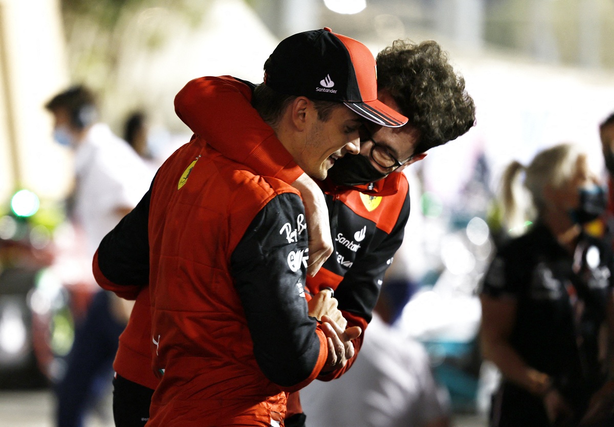 Leclerc y Binotto celebrando la victoria en Bahrein (REUTERS / Hamad I Mohammed)