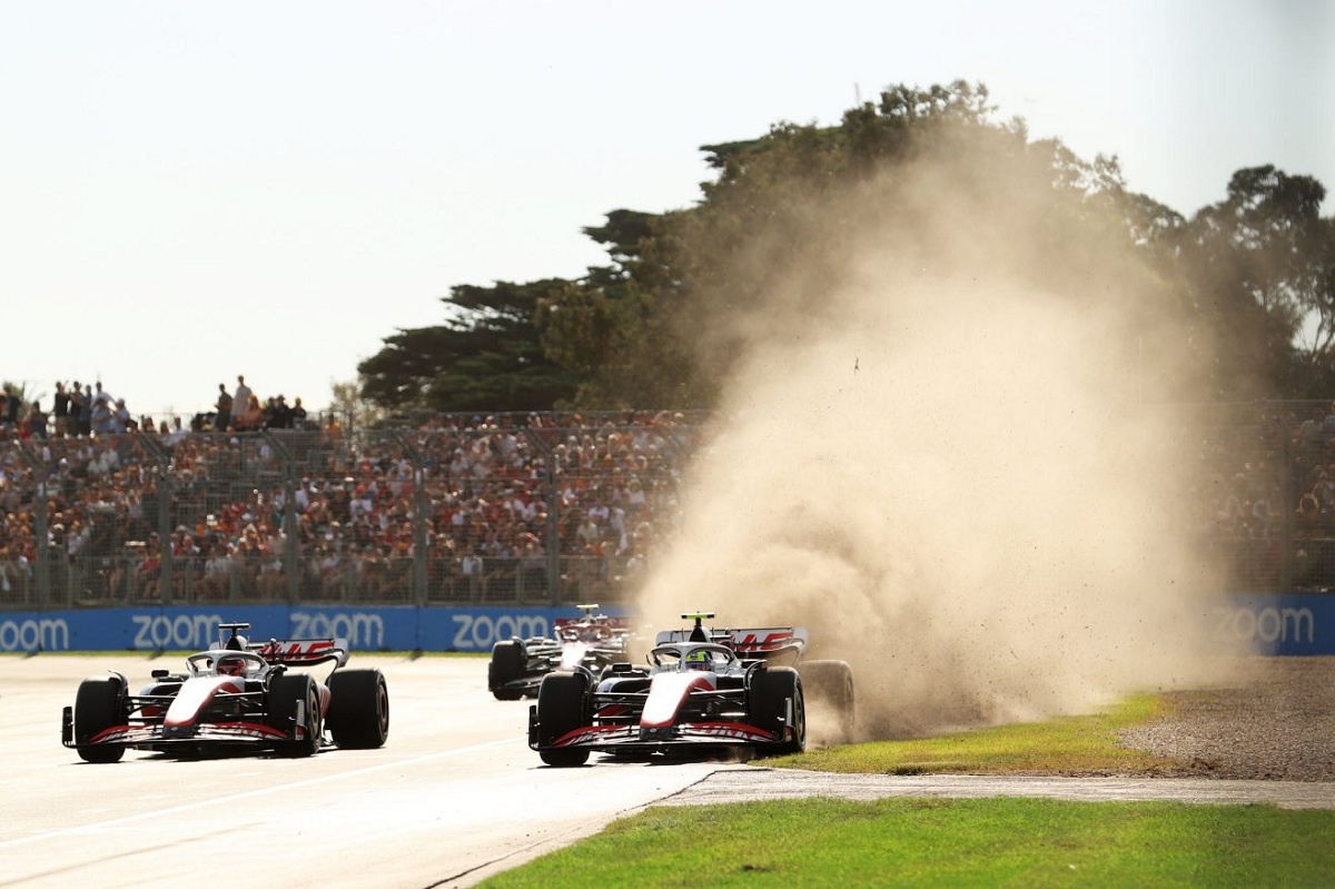 Mick se pasa en la curva y Magnussen aprovecha para rebasarlo. (Robert Cianflone / F1)