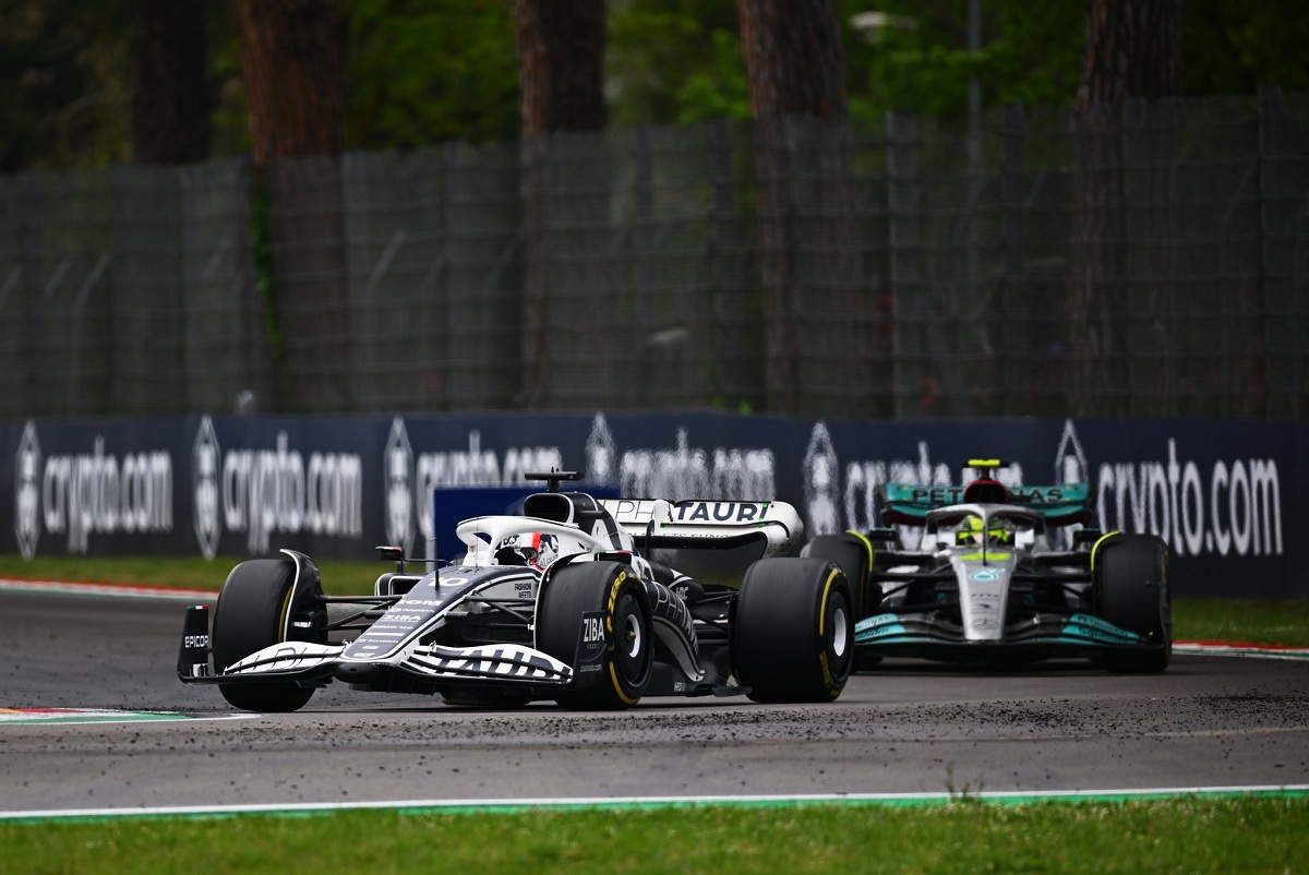 Gasly defendiéndose de Hamilton. (Clive Mason)