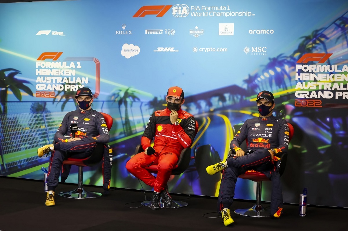 Leclerc, en la rueda de prensa posqualy, junto a Verstappen y Pérez. (FIA)