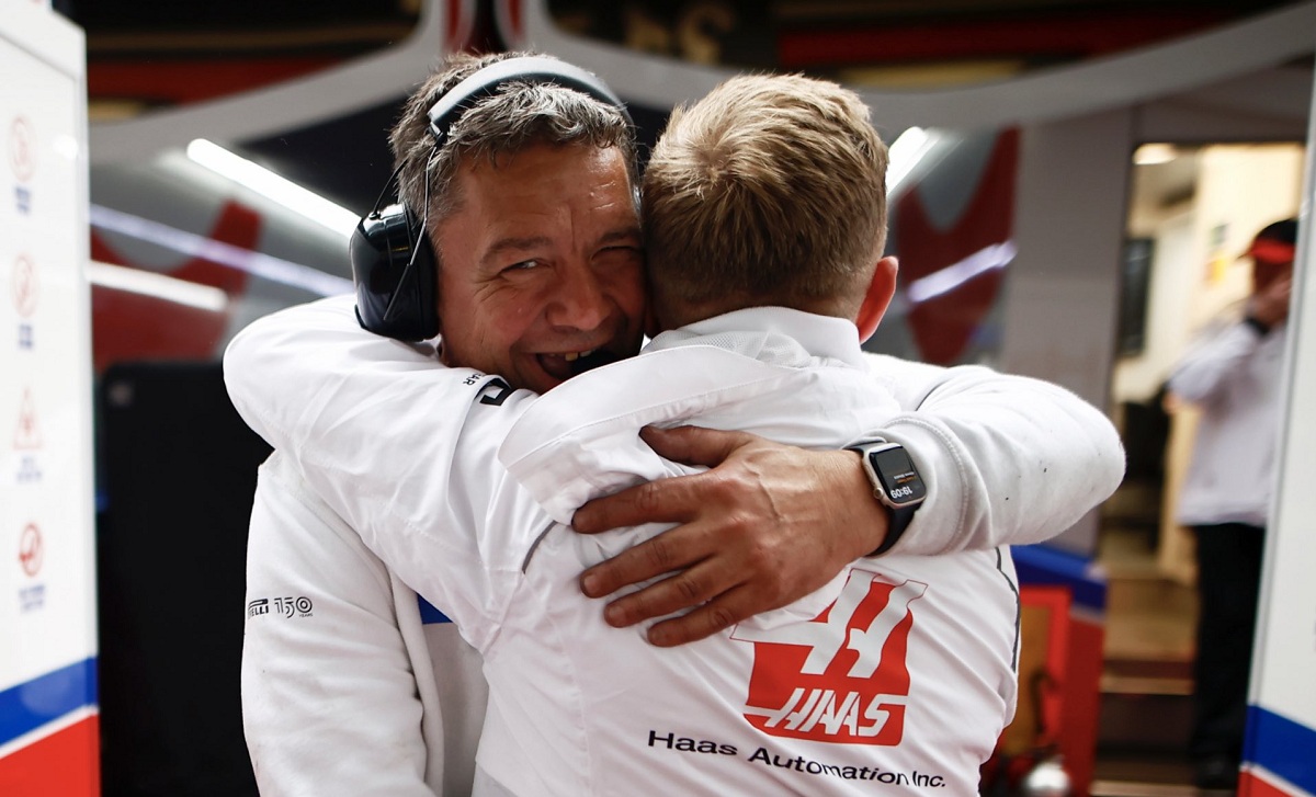 Magnussen recibe las felicitaciones del equipo. (Haas F1 Team)