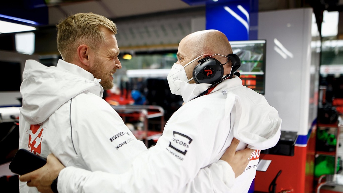 Magnussen felicitado por su equipo. (Haas F1 Team)