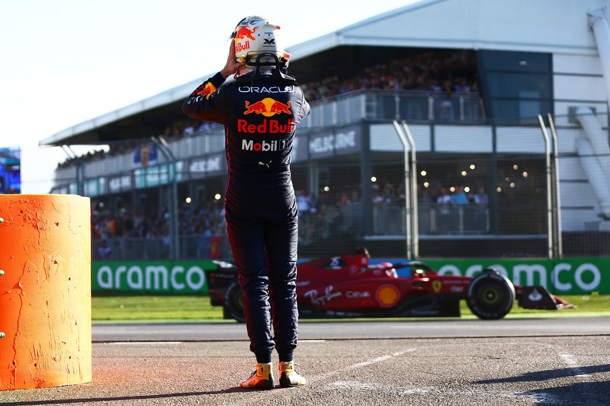 Verstappen ve pasar a Leclerc como líder de la carrera, y en ese entonces del campeonato, tras el abandono en Melbourne. (Archivo / Mark Thompson, 2022)