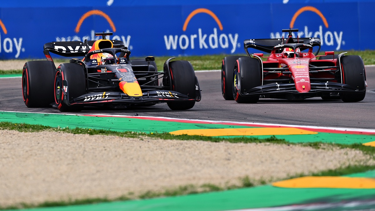 Max supera a Leclerc en el ingreso a Tamburello en el último giro. (Red Bull Racing)