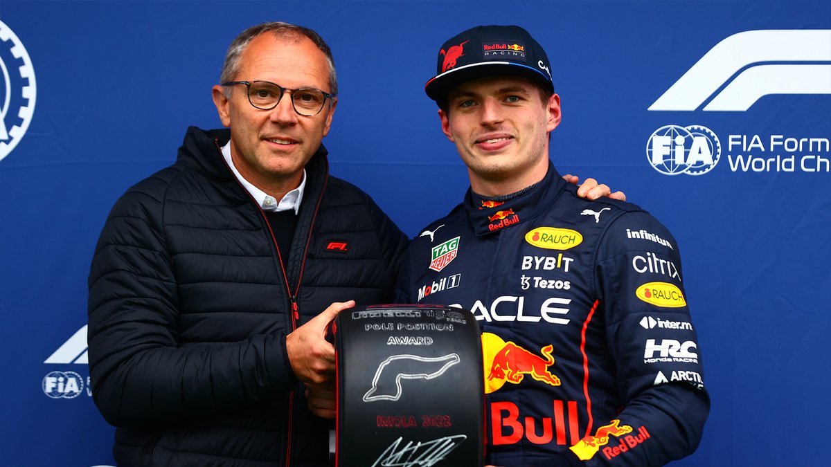 Verstappen recibe el premio de la pole de manos de Domenicali. (Oracle Red Bull Racing)