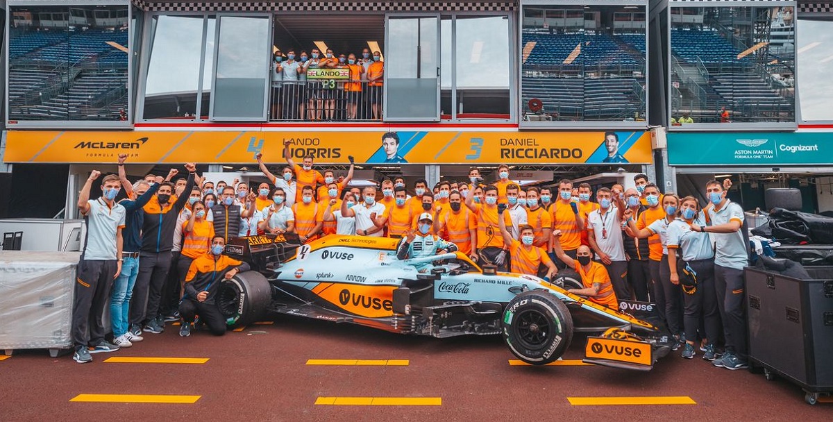 2021. El equipo McLaren celebrando el tercer puesto de Norris en la última edición. ¿Lo celebró el señor brown?. (Archivo / McLaren Racing)