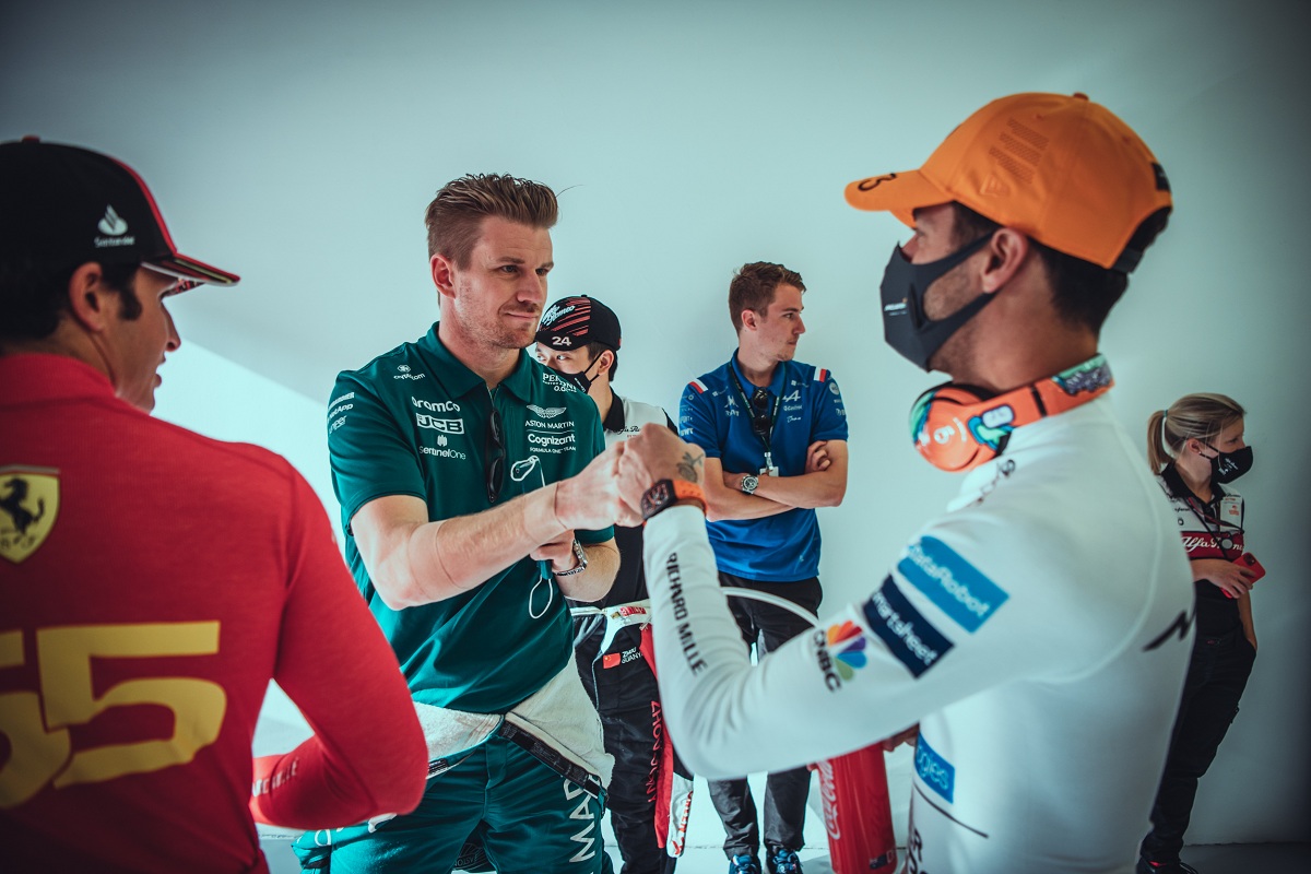 El alemán saluda a Ricciardo y Sainz esboza una sorisa en la previa de Arabia Saudita; sus colegas lo estiman. (Aston Martin Aramco Cognizant F1 Team)