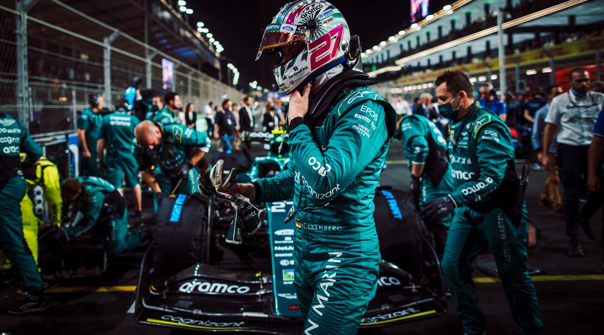 Hulkenberg preparándose en la grilla de Jeddah. (Aston Martin Aramco Cognizant F1 Team)