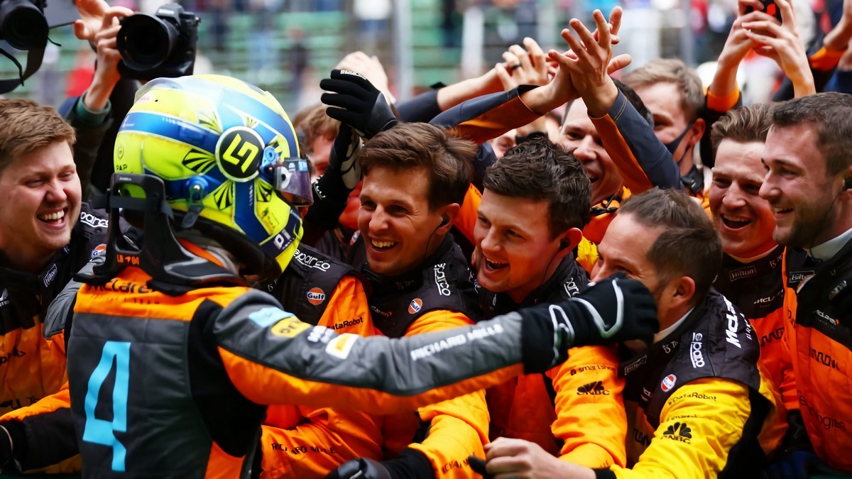 Norris festeja con el equipo. (F1)