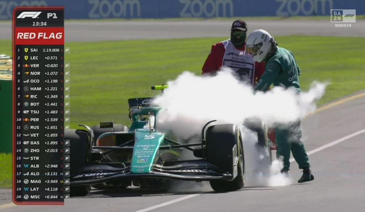 El propio Vettel tomó un extintor para apagar un principio de incendio en su coche. (Imagen TV: DAZN F1)