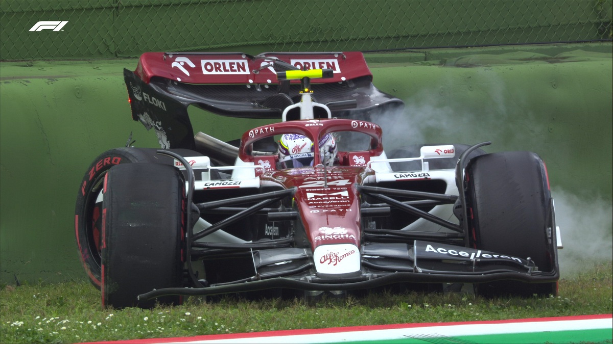 Zhou tuvo un toque con Gasly en la primera vuelta. (Imagen F1TV)