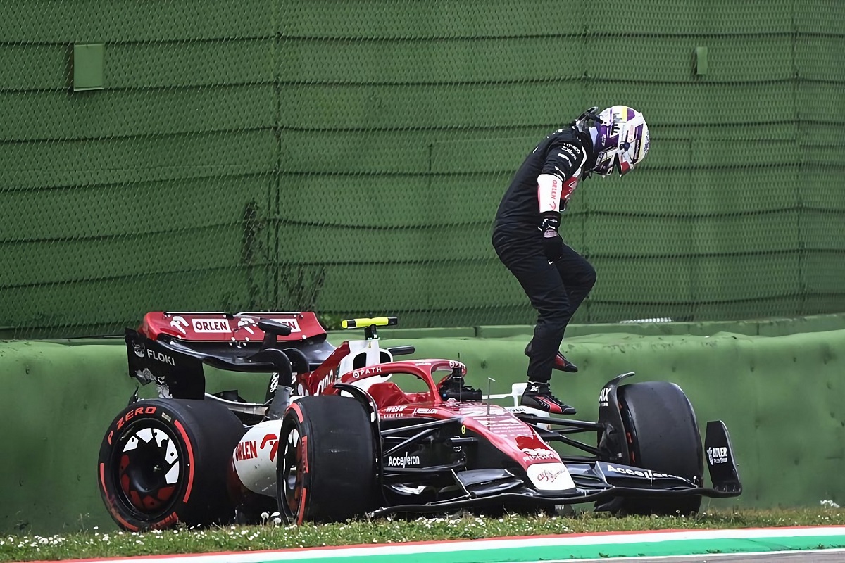 Penalizan a Alfa Romeo y Zhou deberá largar desde el pit line