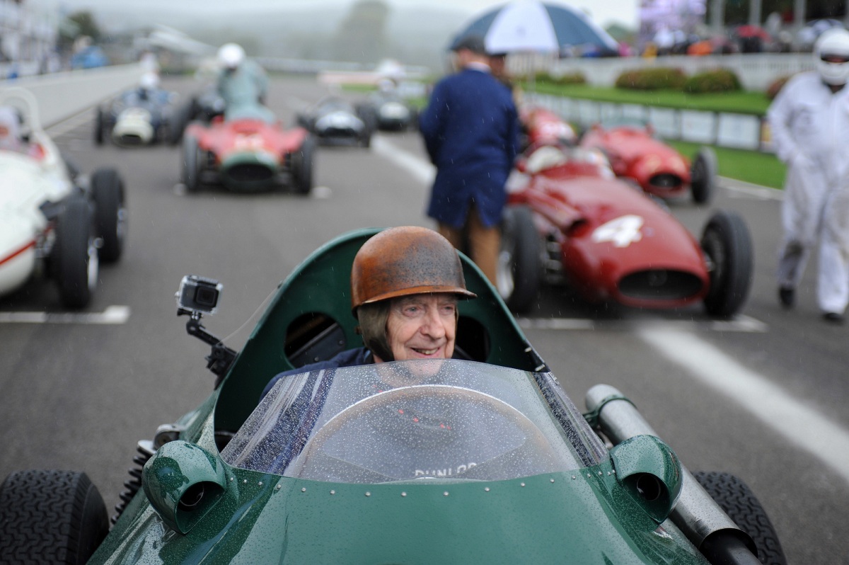Goodwood. El festival de la velocidad fue una de sus últimas apariciones junto a su querido Vanwall 254 -su sonrisa lo dice todo-. (Goodwood Festival of Speed)